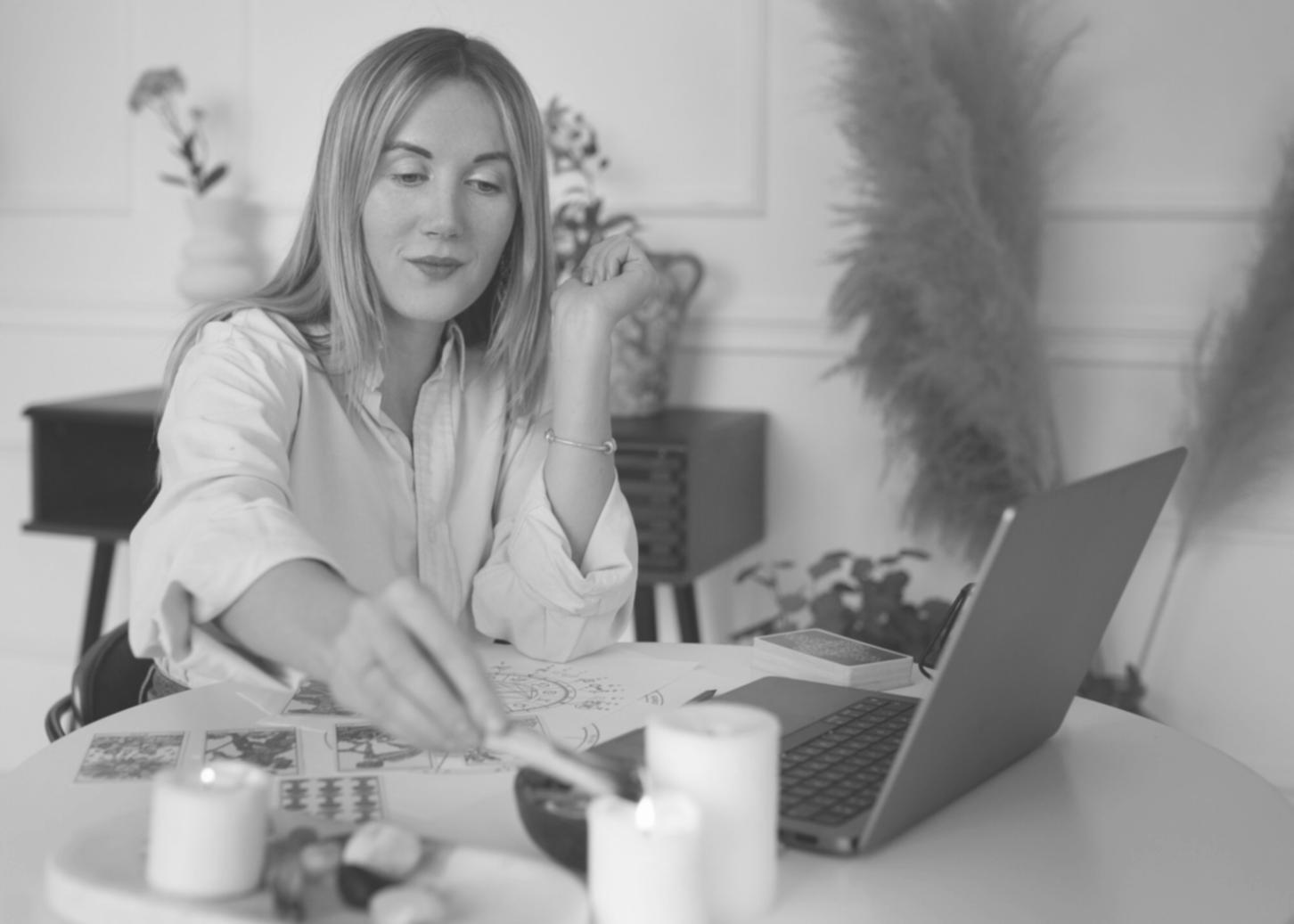 Bureau moderne avec documents financiers et calculatrice, illustrant notre approche méthodique de la formation