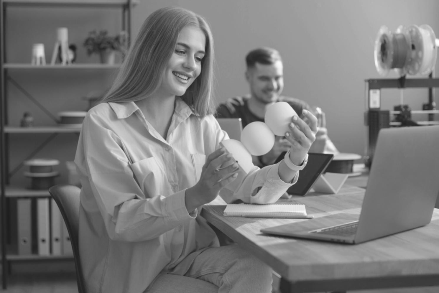 Salle de formation équipée pour l'apprentissage financier professionnel