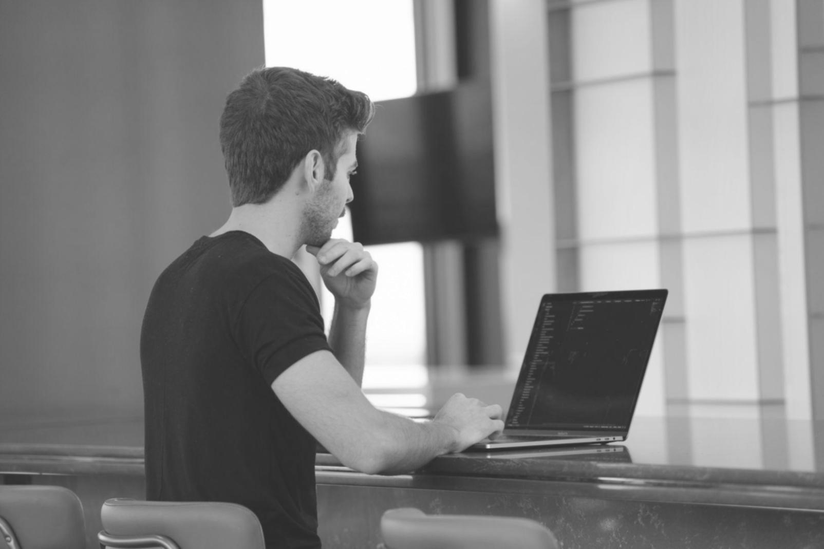 Bureau moderne avec documents financiers et calculatrice pour consultation professionnelle