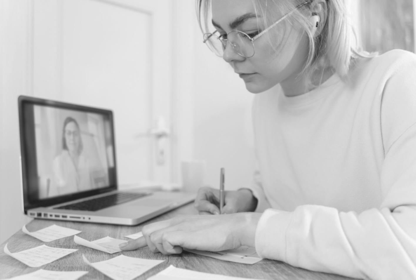Session de formation en analyse financière avec tableaux et graphiques
